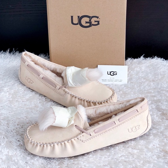 ✨New UGG AUSTRALIA Dakota Suede Pompom Slippers